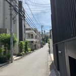 ポンニラペンspice - 左前方にお店の入る建物が現れます