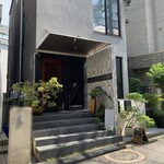 ポンニラペンspice - お店の入る建物　右側の黒い扉がポンニラペンさんの入口です