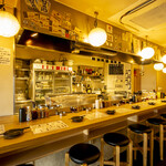 京都 やきとん なべ屋 - 焼き台を眺めるカウンター席