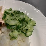 ポンニラペンspice - 鶏肉飯に添えられたきゅうり