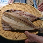 塩釜仲卸市場 マイ海鮮丼コーナー - 番下のおかず～焼き魚もイイねd(≧▽≦*)