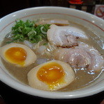 頑固麺 - 鶏豚骨（味玉）