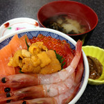 函館朝市 栄屋食堂 - 三食丼にウニをプラスして贅沢丼にしました