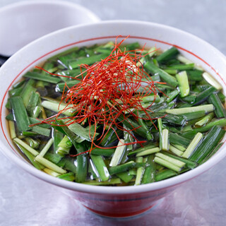 昔ながらの卵麺を使用した、ごま油香る特製「にらそば」