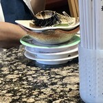 がってん寿司 - お隣りさん、殻付きウニをオーダー　リッチです