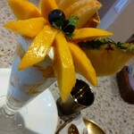 いちご ICHIJYU - 期間限定 マンゴーパフェ 税込 1800円　生のマンゴーと甘さ控えめの上品な生クリームがたまりません