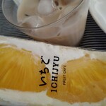 いちご ICHIJYU - テイクアウトのパイナップルのフルーツサンド 税込 350円　こちらは自宅で撮影