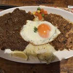 ハイ，ハウ アー ユー - ビーフ(左)&パキスタン家庭風+目玉焼きトッピング