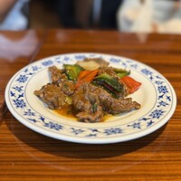 横浜中華街 重慶飯店 本館 - 牛モモのピリ辛エスニック炒め