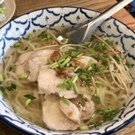 チョップスティックス - 蒸し鶏のフォーと生春巻きのセット（はす花茶つき）1080円