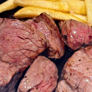 葡萄牛のランプサイコロステーキが美味しい。お酒のお供に◎