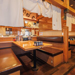 でらうま - テーブル席