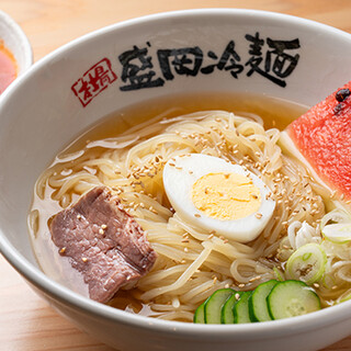 本格的な盛岡冷麺と、三陸産の鮮魚で作るお刺身は必食！