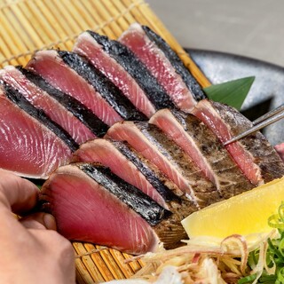 豪快な「藁焼き」で厳選食材を堪能！