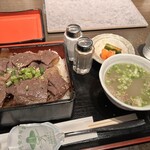 昇家 正々堂 - 厳選和牛 炭焼カルビ重(テールスープ白)付　1,450円
