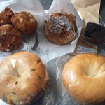 ポムミェル - 左手前より右回り:バジル＆グリエールチーズベーグル\210、シューケット\105、ほっぺシュー\158、ガトーショコラ\184、プレーンベーグル\105