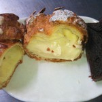 ポムミェル - 左より:シューケット断面、
      ほっぺシュー断面、ガトーショコラ♪