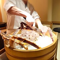 かにじぇんぬ 北のはなれ - タラバ蟹 さばき中