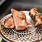 北海道焼肉 北うし - 知床和牛厚切りタン・芽ネギタン