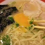 佐賀ラーメン　美登里 - 生卵を崩す…