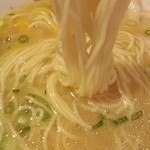 佐賀ラーメン　美登里 - 麺もツルツルのしなやかタイプ！