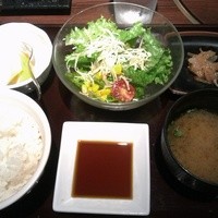 神戸牛炭火焼肉 いく田 代々木 - ライス、サラダ、味噌汁