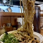 中華蕎麦 春馬 - コシのある中太ストレート麺をリフトUP⤴️