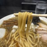 燕三条らーめん潤 - 麺はもっちり中太麺