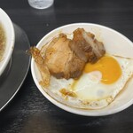 燕三条らーめん潤 - チャーシューエッグ丼