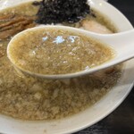 燕三条らーめん潤 - ギンギンに煮干しが効いたスープ。そして背脂のコク。