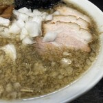 燕三条らーめん潤 - スープ表面を覆う背脂。立ち上る煮干しの香り