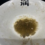 燕三条らーめん潤 - 丼の底に注目。沈殿していた煮干しの残滓が見えます。かなり煮干しが効いている証
