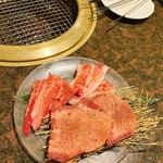 黒毛和牛焼肉 日向 - 