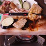 内子豚と野菜のヒマラヤ岩塩プレート焼き