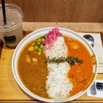 スープストックトーキョー - 料理写真:カレーの日限定(豚トロのビンダルーカレー、チキンコルマカレー)・サービスのドリンク