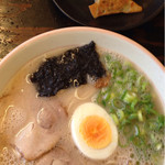 大砲ラーメン - 豚骨ラーメンまろやか系。あっさりしていてコクがある！美味しいラーメンでした！ ついでに、お冷が美味しくて冷たい緑茶！嬉しいサービスでした。