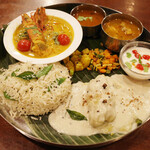 ガネーシュ - 季節のミールス(4300円) カレーはチキンカリーをチョイス。ごはんはモロッコインゲンのペッパーライス