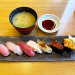 魚河岸 次郎松 - 「握り寿司7貫（中とろ　びんトロ　赤身　甘海老　雲丹　いくら　アナゴ）」と「お味噌汁」