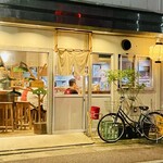 ゆうのや - 成田→福岡空港からホテルにチェックインして20:57にコチラへ。後ろに向かいあった2列のカウンター左側に着席。満席じゃないけど常連さんで流行ってる。