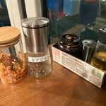 台湾バスラーメン 喜楽亭 - 充実のテーブル調味料