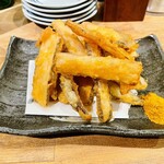 ゆうのや - ごぼう天400円、想定以上の盛り盛り。カレー塩の香りが刺激的。衣はカリッとサクッと食感でごぼうは柔らか甘味があり苦味は殆どない。カレー塩で変化をつけれるので飽きさせない。コレで満腹〆