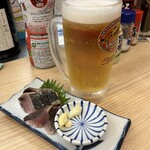 立呑み 晩杯屋 - 生ビールとカツオタタキ