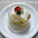 パティスリー カシュカシュ - フルーツロールケーキ