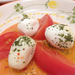 Saizeriya - モッツァレラとトマトのサラダ