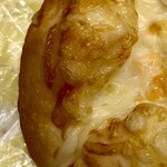 焼きたてパン工房 かえでの木 - 4種のチーズ丸　左