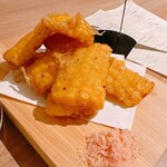 POLLO FRITTO - とうもろこしの天ぷらはお塩をかけて私服の味わい！