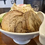 ヤマネコ軒 - 黒醤油特製豚そば並＋ヤサイマシ＋オロチ麺+ニンニク