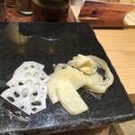 たか吉の鮨 - ガリは3種、酒が進む