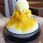 食事処　七福 - 贅沢マンゴーかき氷(大きなマンゴーアイスにマンゴーもいっぱい)