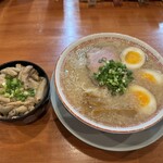 濃厚豚骨らーめん 博多一路 - 料理